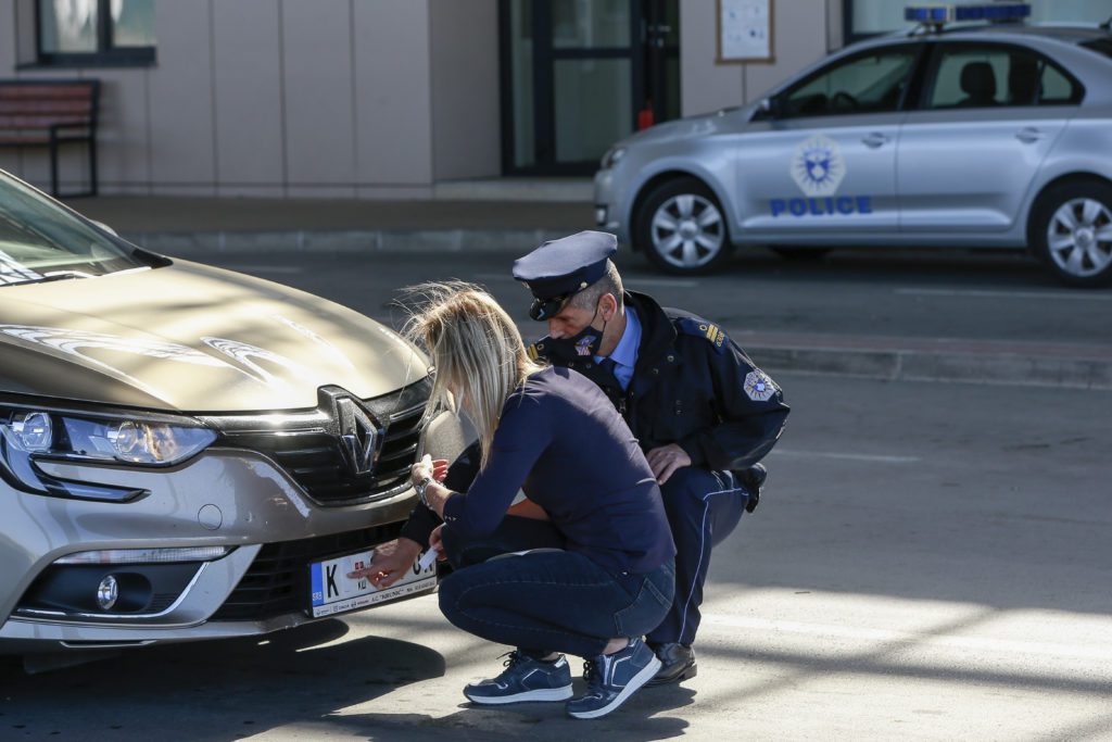 Κόσοβο: Ξεκίνησε η αντικατάσταση των σερβικών πινακίδων  – Σε τέσσερα στάδια το μέτρο