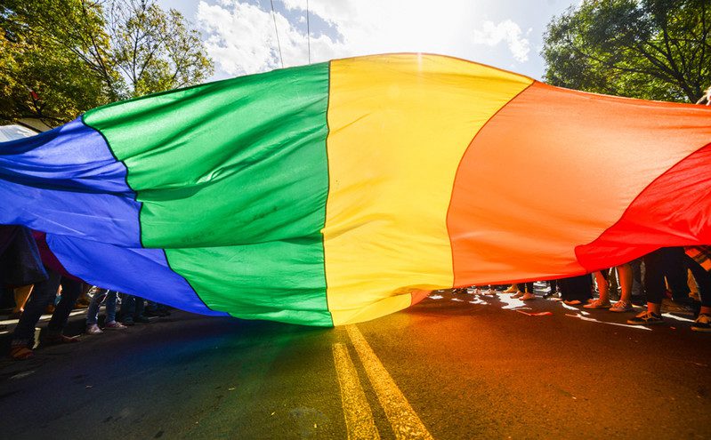 Ισπανία: Ακροδεξιός δήμαρχος απαγορεύει την ανάρτησης της σημαίας ΛΟΑΤΚΙ+ σε δημόσια κτίρια