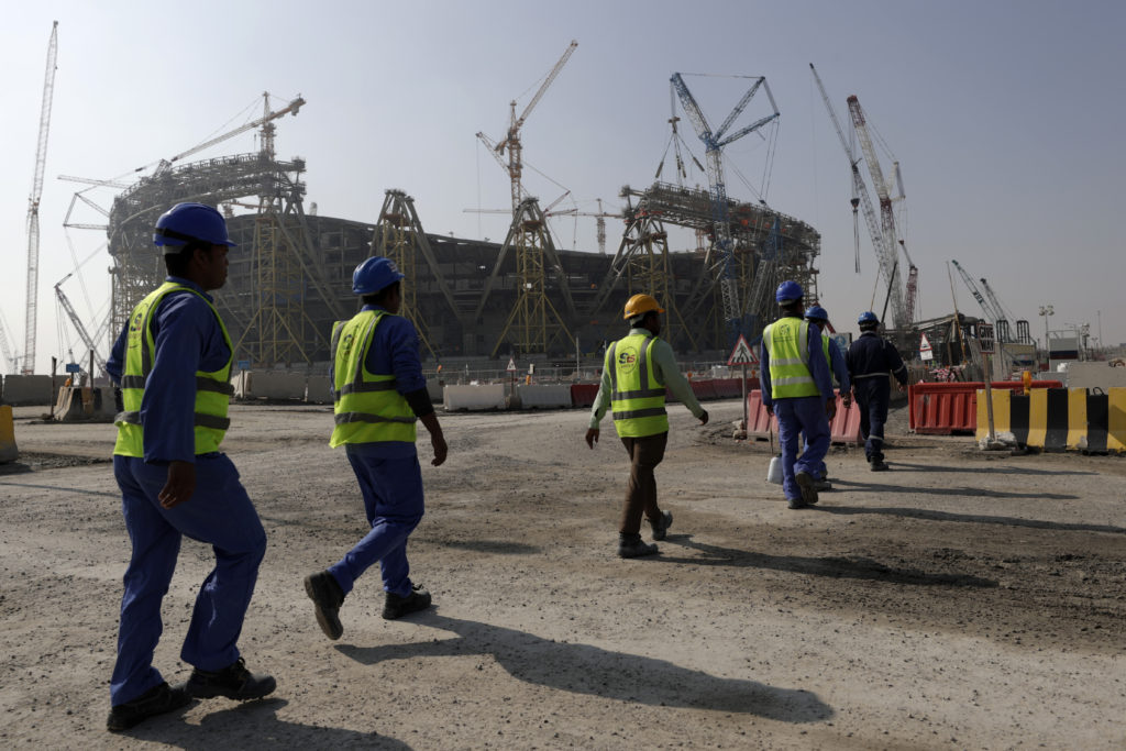 Κατάρ: Πληθαίνουν οι καταγγελίες από μετανάστες εργαζόμενους για μη καταβολή δεδουλευμένων