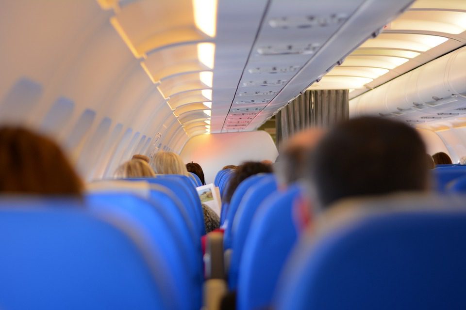 ΗΠΑ: Πολιτικές πιέσεις σε εταιρείες για να μη μειωθεί ο χώρος για τα πόδια των επιβατών στα αεροσκάφη