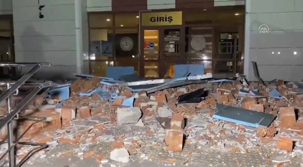 Ισχυρός σεισμός 6 Ρίχτερ στη βορειοδυτική Τουρκία – Δεκάδες τραυματίες (Videos)