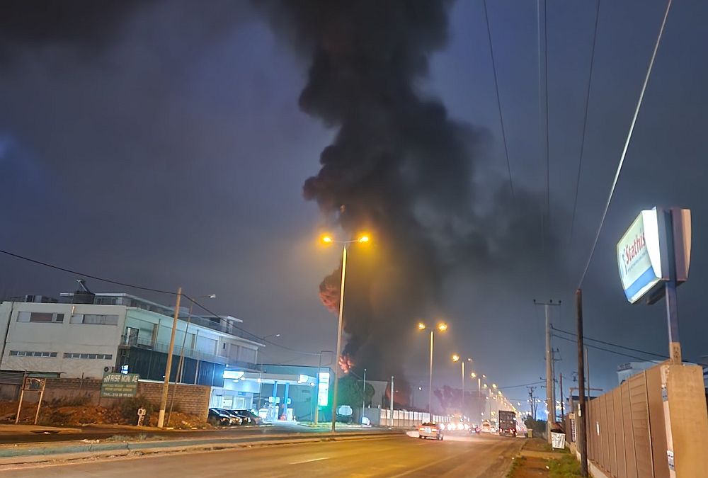 Φωτιά σε εργοστάσιο πολυεστερικών στον Ασπρόπυργο – Μήνυμα από το 112 (Photos – Video)