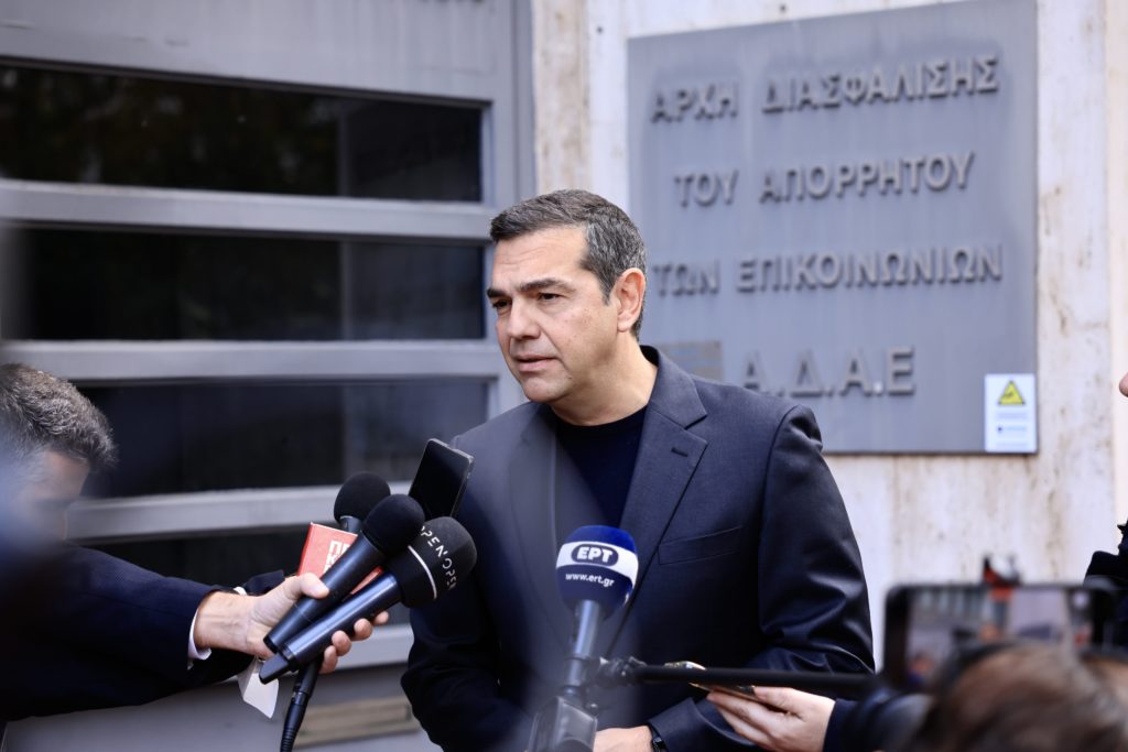 Τσίπρας στην ΑΔΑΕ: Αίτημα πρόσβασης στις διατάξεις παρακολουθήσεων δημοσιογράφων, πολιτικών, δικαστών και στρατιωτικών (Video)