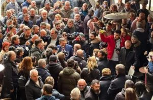 Πλήθος κόσμου στην επίσκεψη Τσίπρα στην Καστοριά αλλά η ΕΡΤ μετέδωσε πλάνα αρχείου (Videos)