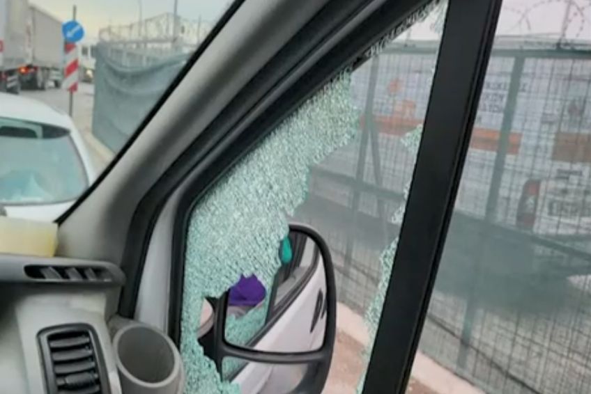 Απίστευτο περιστατικό στη Μεταμόρφωση: Αδέσποτη σφαίρα διαπέρασε τα παράθυρα βαν (Video)