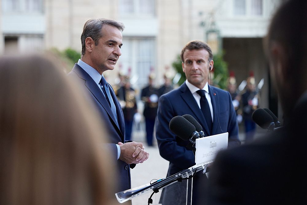 Στη Γαλλία οι εισαγγελείς έκαναν έφοδο στο κόμμα Μακρόν, στην Ελλάδα «παραβλέπουν» στοιχεία για τις υποκλοπές