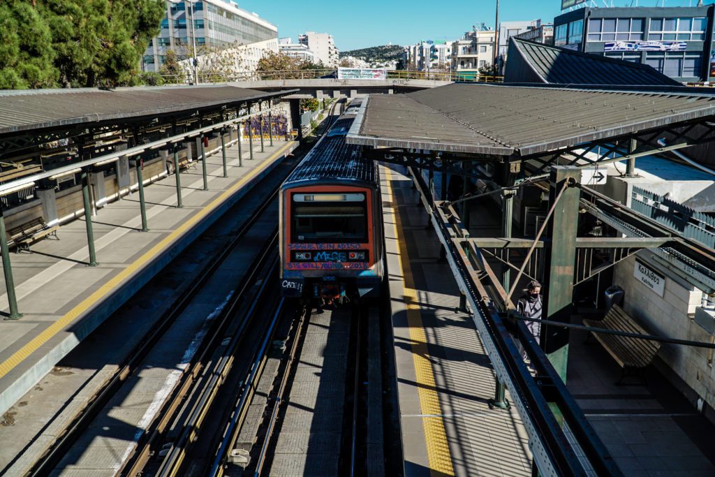 Νεκρή η γυναίκα που έπεσε στις γραμμές του ΗΣΑΠ στον σταθμό «Πευκάκια»