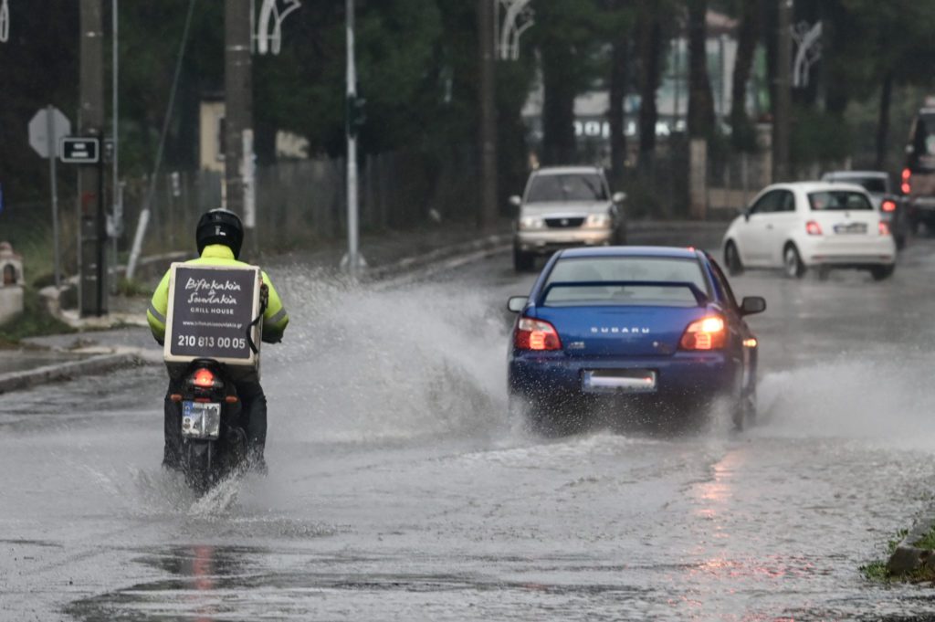 Σε πλήρη εξέλιξη η κακοκαιρία Gaia: Διακοπές ρεύματος και έντονες βροχοπτώσεις-Live η πορεία της