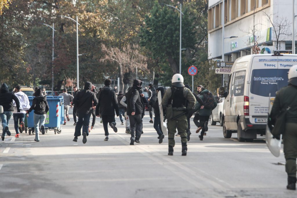 Θεσσαλονίκη: Την Παρασκευή η απολογία του αστυνομικού – Επεισόδια και προσαγωγές έξω από τα δικαστήρια