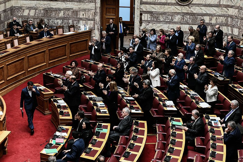 Τροπολογία ΣΥΡΙΖΑ για 600 ευρώ σε υγειονομικούς, εκπαιδευτικούς και προσωπικό καθαριότητας 