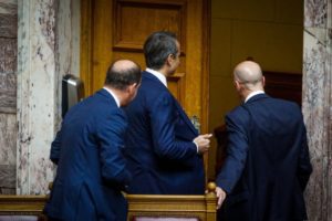 Ομολογία ενοχής στη Βουλή: Ο Μητσοτάκης «δραπέτευσε» ενώ ο Τσίπρας απαιτούσε απάντηση για την παρακολούθηση Φλώρου
