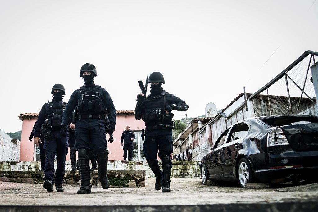 Έξι συλλήψεις και 15 προσαγωγές στην αστυνομική επιχείρηση σε καταυλισμούς Ρομά στη Δυτική Αττική