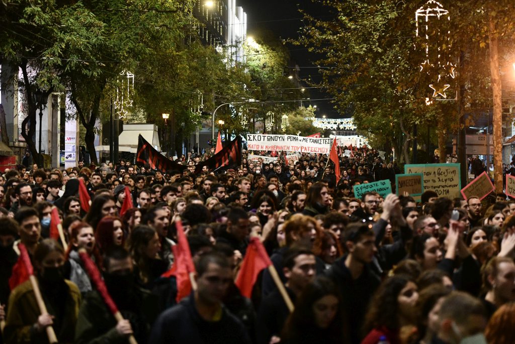 Στους δρόμους κατά της αστυνομικής καταστολής μετά τον θάνατο του 16χρονου – Χημικά και ανθρωποκυνηγητό από τα ΜΑΤ