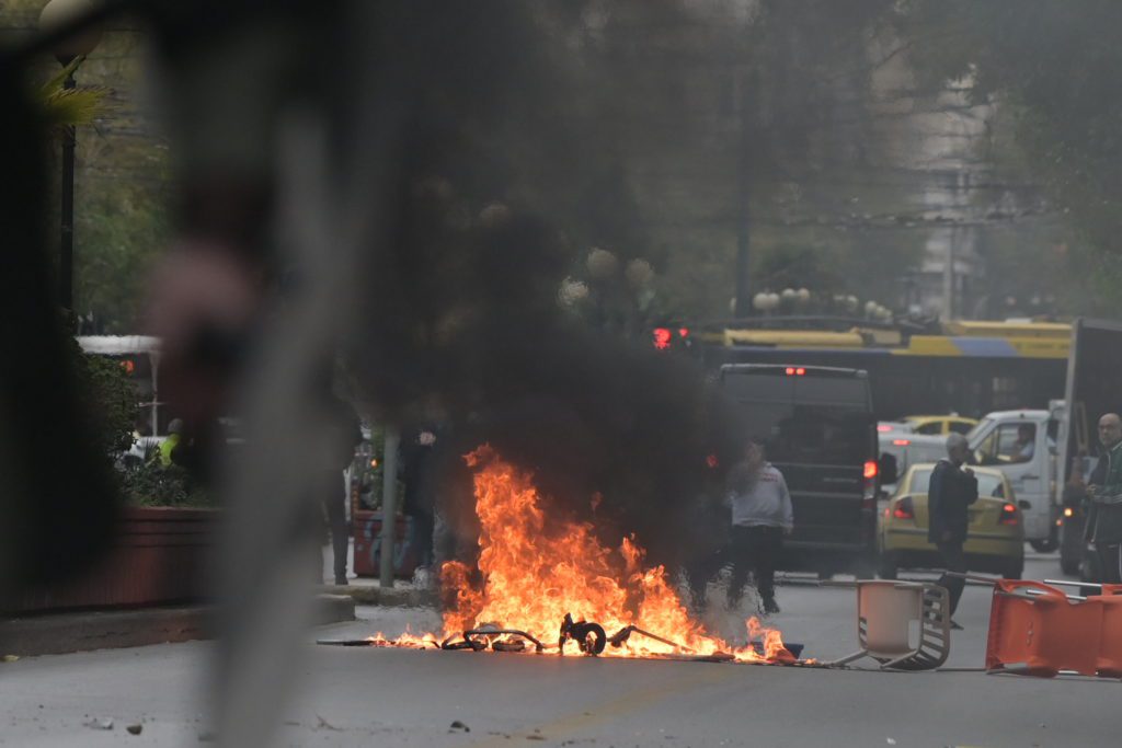 Επεισόδια έξω από την ΑΣΟΕΕ – Ρίψη χημικών από τα ΜΑΤ (Photos)