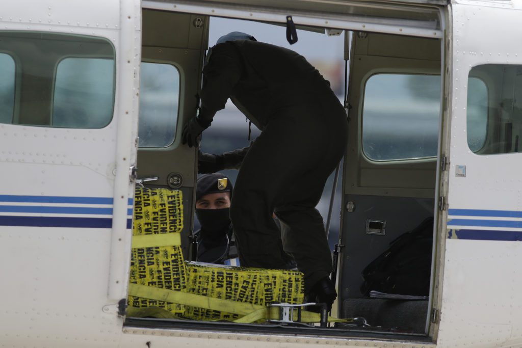 Γουατεμάλα: Κατάσχεση 950 κιλών κοκαΐνης από αεροσκάφος – Κινηματογραφική επιχείρηση με τραυματίες