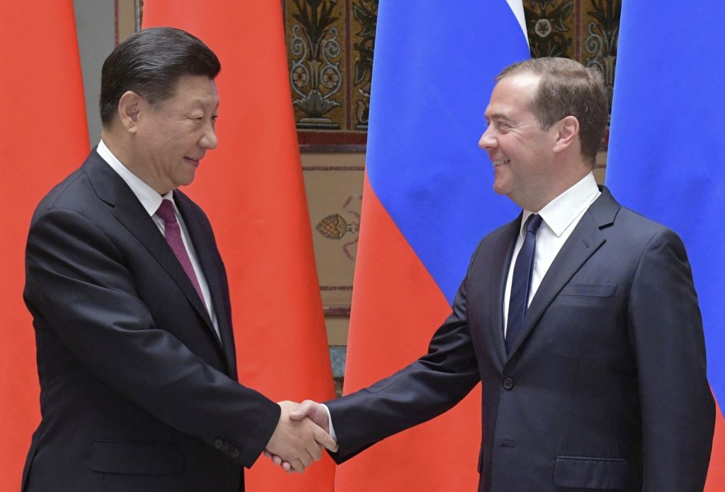 Συνάντηση Σι – Μεντβέντεφ στο Πεκίνο – Συζήτησαν για τις εμπορικές σχέσεις Ρωσίας – Κίνας
