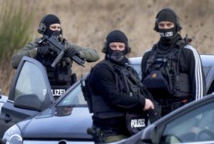 Γερμανία: Αστυνομικός πυροβόλησε και σκότωσε νεαρό που απείλησε με μαχαίρι υπαλλήλους και θαμώνες ενός κλαμπ