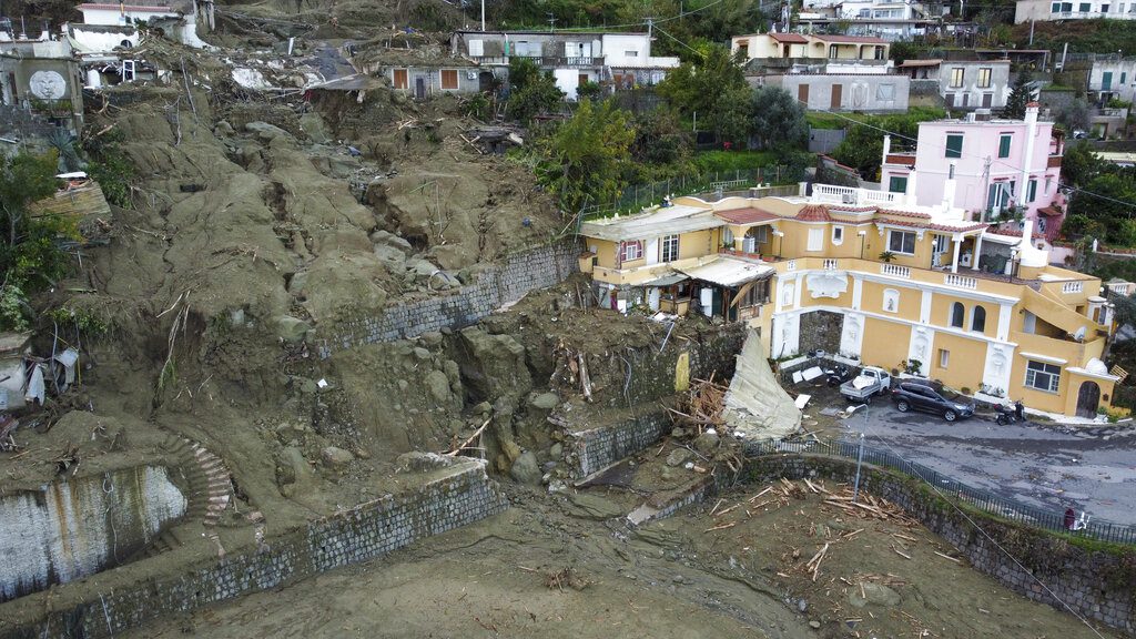 Συναγερμός για επικίνδυνα καιρικά φαινόμενα στην Ιταλία – Πάνω από 1.000 κάτοικοι θα απομακρυνθούν