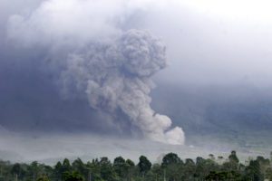 Ινδονησία: Οι αρχές απομάκρυναν σχεδόν 2.000 κατοίκους λόγω της έκρηξης ηφαιστείου στη νήσο Ιάβα