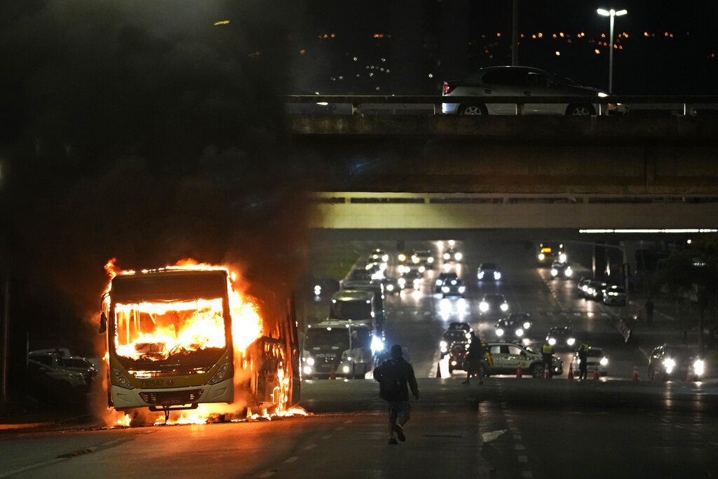 Βραζιλία: Χάος από οπαδούς του ακροδεξιού Μπολσονάρου – Την ημέρα της πιστοποίησης της εκλογικής νίκης Λούλα (Photos)