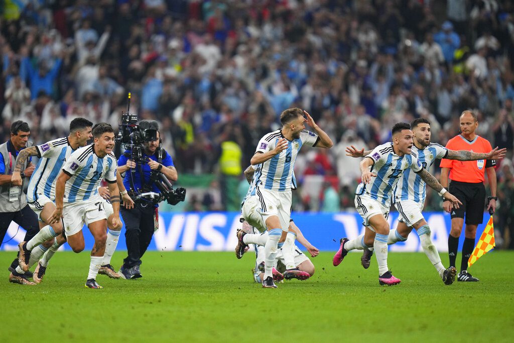 Η Αργεντινή του Μέσι παγκόσμια πρωταθλήτρια σε έναν μυθικό τελικό (2-2 το 90λεπτο, 3-3 η παράταση), λύγισε την Γαλλία στα πέναλτι (4-2)
