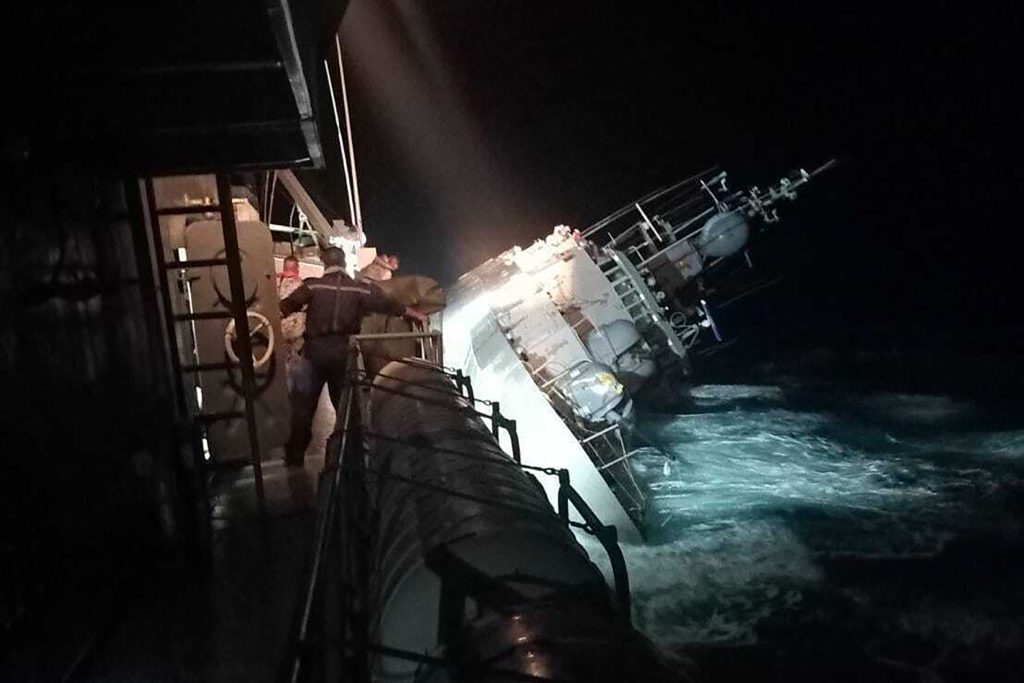 Ταϊλάνδη: Βυθίστηκε πολεμικό πλοίο – Αγωνία για δεκάδες αγνοούμενους (Video)
