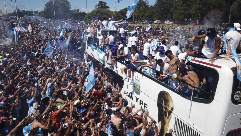 Αργεντινή: «Παράνοια» για την κατάκτηση του Μουντιάλ – Με ελικόπτερα έφυγαν οι ποδοσφαιριστές (Video)