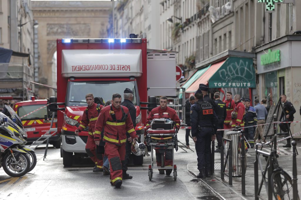 Συναγερμός στο Παρίσι: Τρεις νεκροί και τραυματίες από πυροβολισμούς – Συνελήφθη ύποπτος