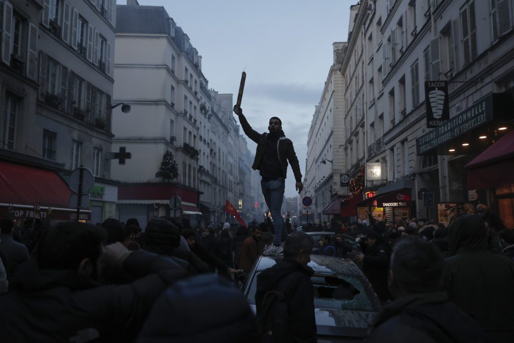 Εκτεταμένα επεισόδια στο Παρίσι: Συγκρούσεις μεταξύ αστυνομικών και διαδηλωτών μετά τη θανατηφόρα ένοπλη επίθεση (Videos)