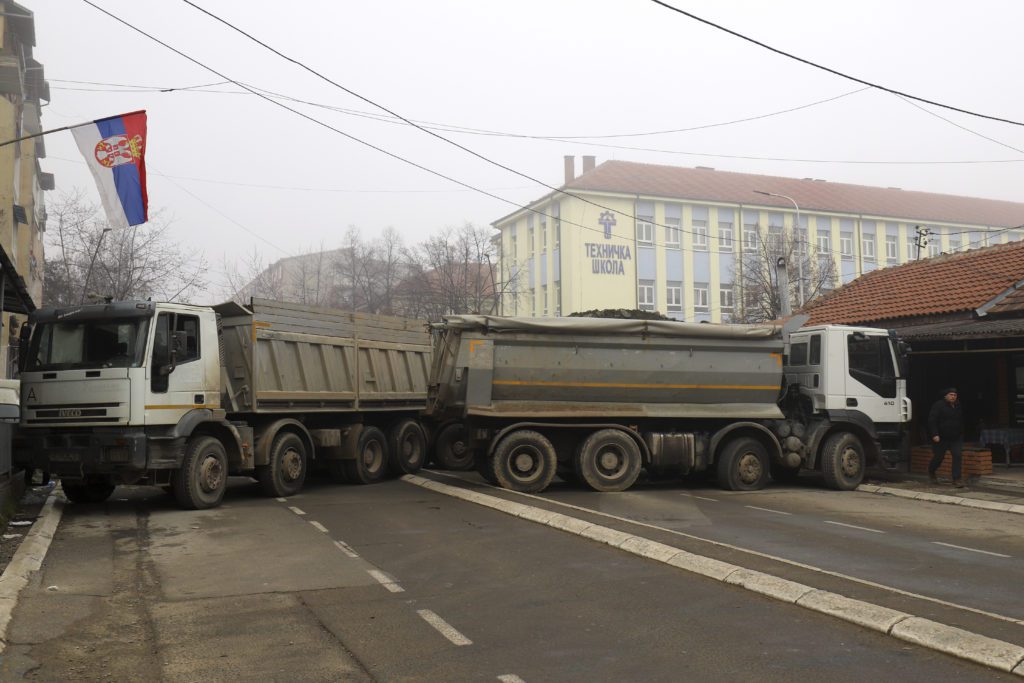 Κόσοβο: «Σημάδια» αποκλιμάκωσης της έντασης – Οι Σέρβοι αποσύρουν τα οδοφράγματα