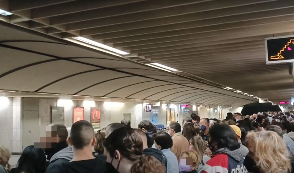 Καθημερινός «Γολγοθάς» για τους επιβάτες στη «μπλε» γραμμή του μετρό (Video)