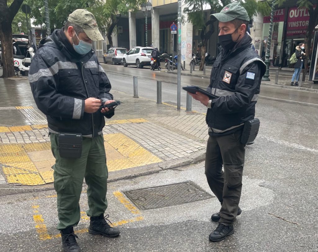 Δημοτική Αστυνομία: Εκτός από κλήσεις, προσεχώς και… συλλήψεις – Θα φέρουν χειροπέδες και γκλοπ