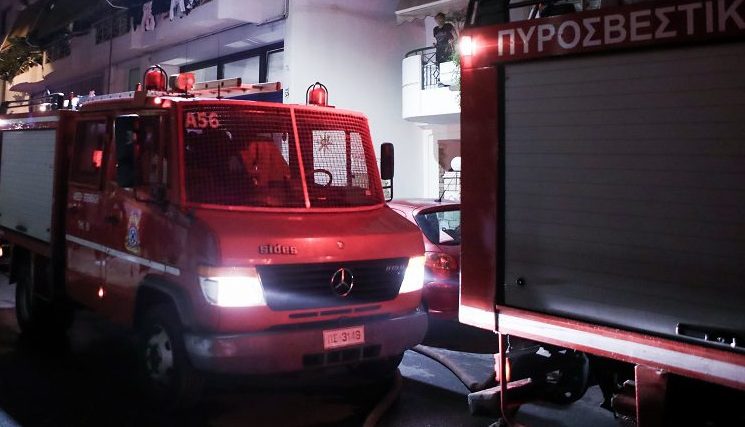 Θεσσαλονίκη: Ένας νεκρός από φωτιά σε αυλή εγκαταλελειμμένου κτιρίου (Video)