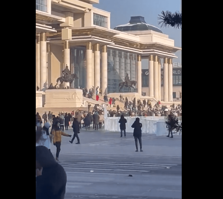 Μογγολία: Εισβολή διαδηλωτών στο κυβερνητικό μέγαρο
