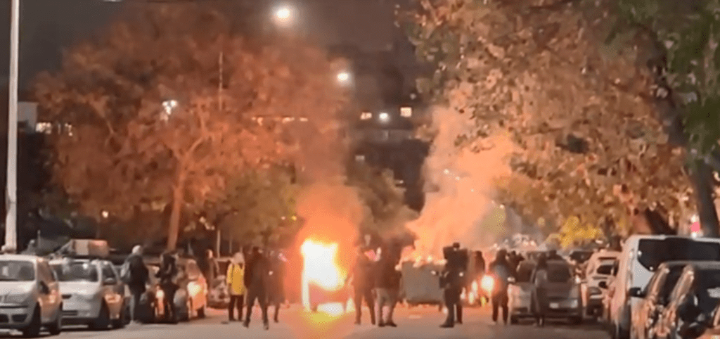 Θεσσαλονίκη: Νέα επεισόδια έξω από το Ιπποκράτειο για τον 16χρονο που πυροβολήθηκε από αστυνομικό (Video)