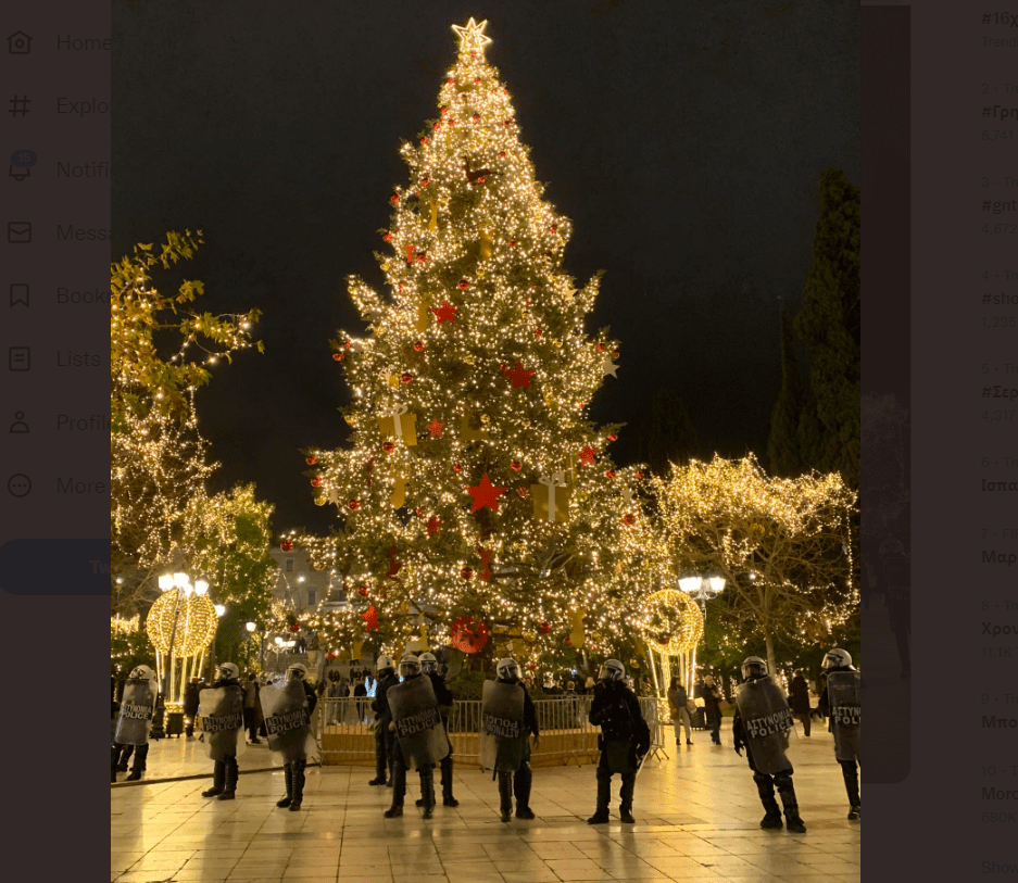 Viral η φωτό με τα ΜΑΤ γύρω από το Χριστουγεννιάτικο δέντρο στο Σύνταγμα