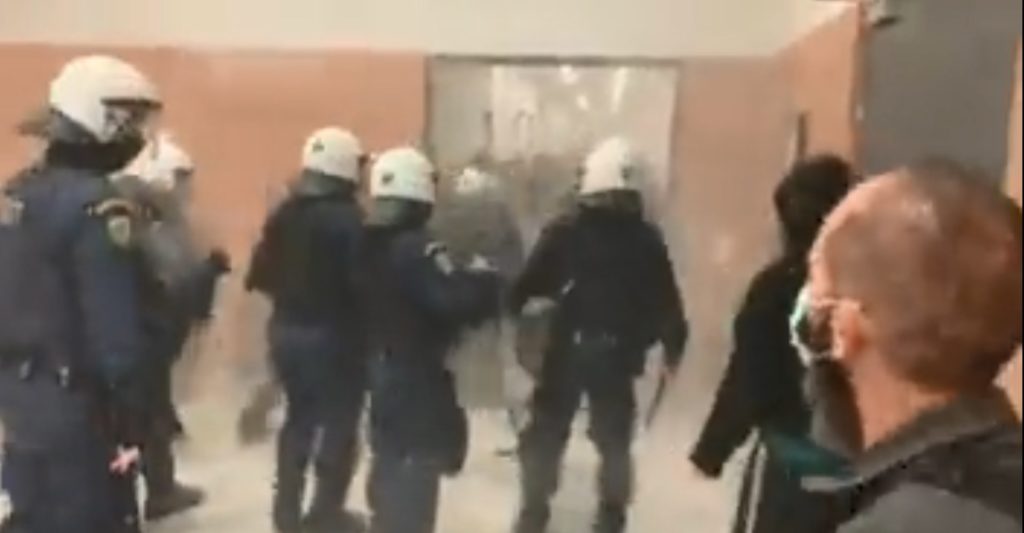 Απόφαση σοκ για Ηλιούπολη: Αθώος ο αστυνομικός που είχε κατηγορηθεί για μαστροπεία – Ένταση στο δικαστήριο, δακρυγόνα από την ΕΛΑΣ (Video)