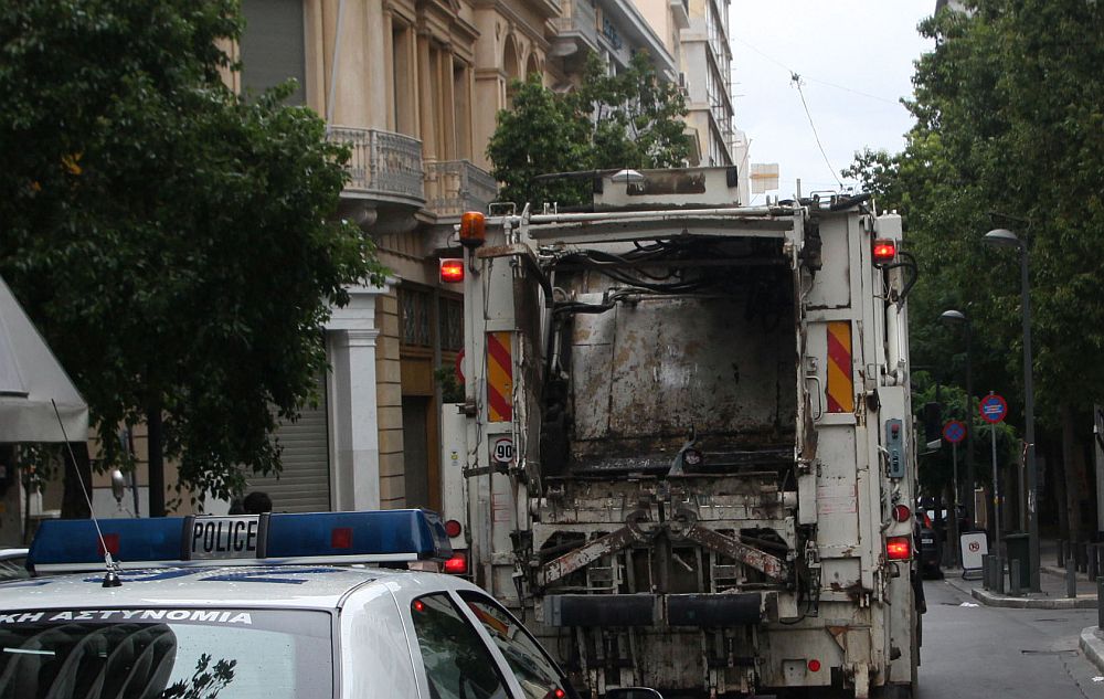 Ηράκλειο: Στο χειρουργείο συνοδός απορριμματοφόρου που έπεσε από το όχημα