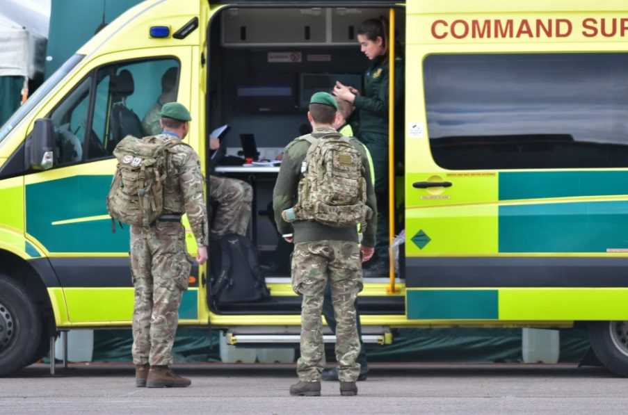 Απεργίες στη Βρετανία: Βάζουν στρατιώτες στο…. τιμόνι των ασθενοφόρων