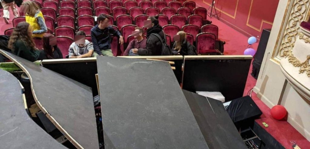 Πειραιάς: Μάζεψαν άρον – άρον τα συντρίμμια για να ανοίξει το Δημοτικό Θέατρο – Τι καταγγέλλει ο Ν. Μπελαβίλας