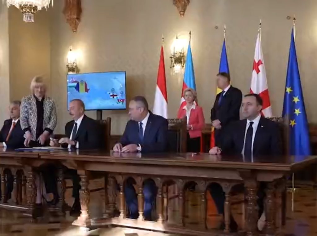Ρουμανία: Συμφωνία μεταφοράς «πράσινης» ενέργειας από Αζερμπαϊτζάν σε Ευρώπη υπέγραψαν 4 χώρες