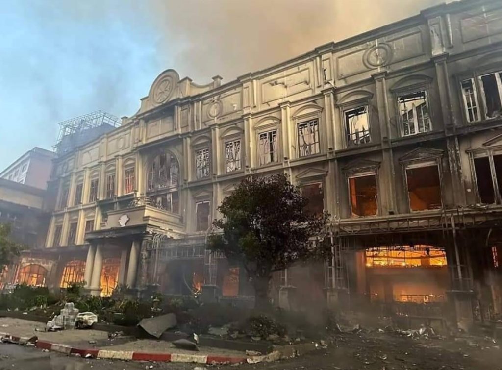 Φονική πυρκαγιά σε ξενοδοχείο – καζίνο στην Καμπότζη – Εικόνες μέσα από το φλεγόμενο κτίριο (Videos)