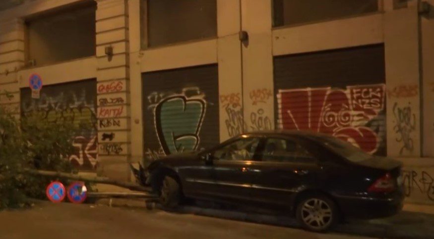 Τροχαίο στο κέντρο της Αθήνας – Αυτοκίνητο «ξήλωσε» δέντρο και πινακίδα