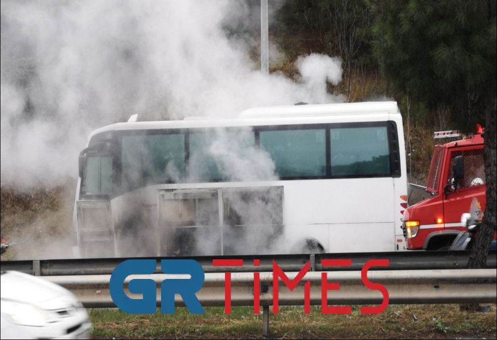 Φωτιά σε λεωφορείο στη Θεσσαλονίκη: Απομακρύνθηκαν τα παιδιά – Οι πρώτες εικόνες (Photos)