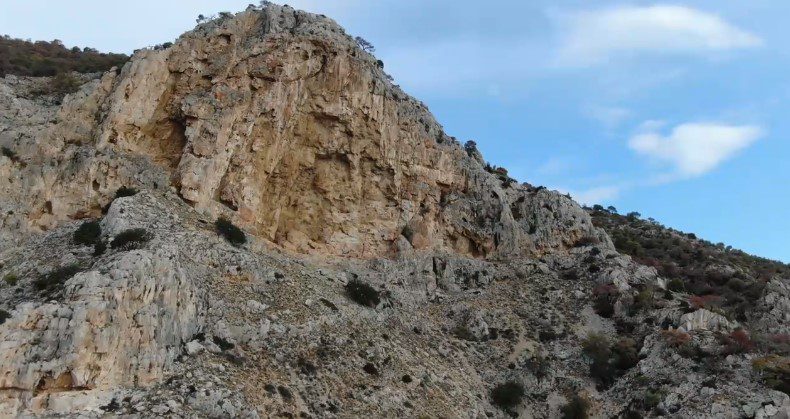 Κακιά Σκάλα: Την Κυριακή στην κυκλοφορία η μεσαία λωρίδα – «Ο βράχος έπεσε από ύψος 100 μέτρων» (Video)