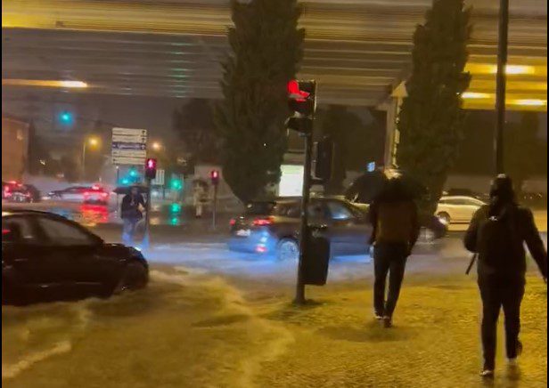Πορτογαλία: Σε κατάσταση συναγερμού η Λισαβόνα λόγω σφοδρών βροχοπτώσεων – Μία νεκρή (Videos)