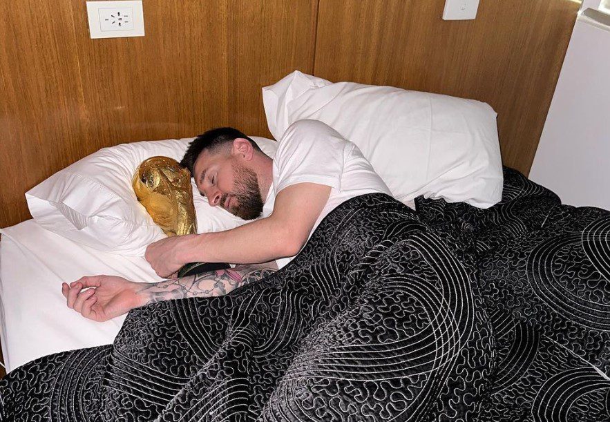 Ο Μέσι κοιμήθηκε αγκαλιά με… την κούπα του Μουντιάλ! (Photo)