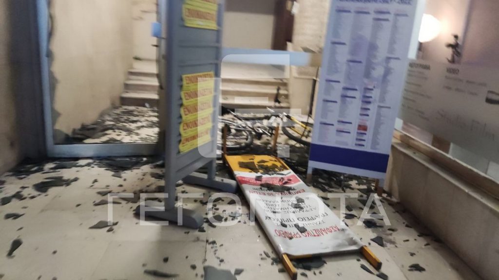 Βόλος: Επίθεση στα γραφεία της Νέας Δημοκρατίας (Photos)
