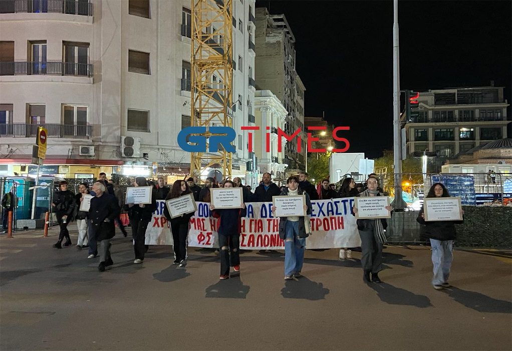 Θεσσαλονίκη: Γέμισαν την πόλη με πλακάτ στην πορεία για τον θάνατο του 16χρονου (Photos/Video)