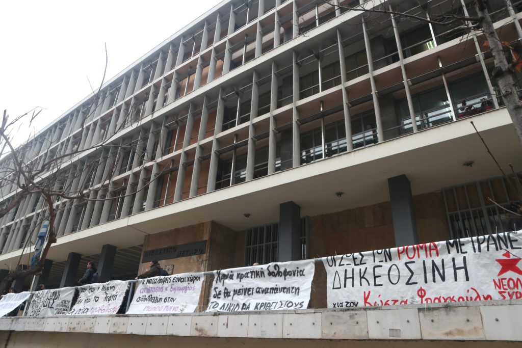 Θεσσαλονίκη: Διαφωνία ανακριτή και εισαγγελέα – Σε κατ’ οίκον περιορισμό ο αστυνομικός